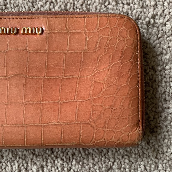 Miu Miu Croc Embossed Zip Around Wallet Womens Pink Salmon Leather Reptile Style - Picture 5 of 15